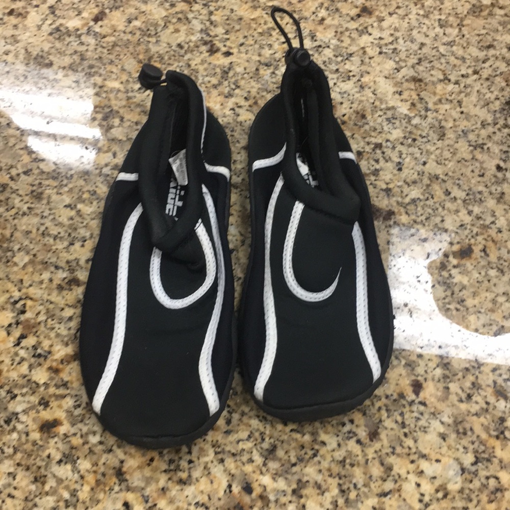 Women’s size 6 water shoes